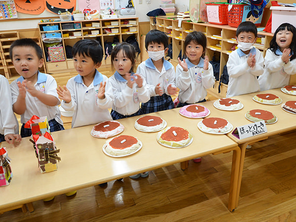 お店やさんごっこする子ども達