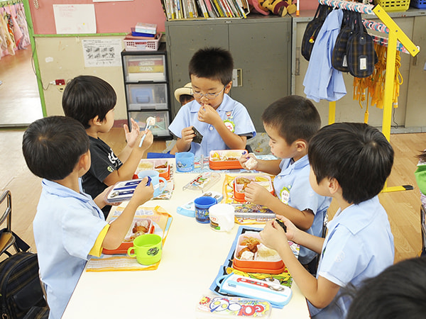 お昼ごはんを食べる子ども達