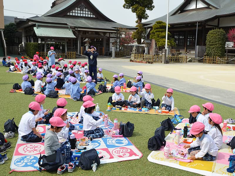 丸山幼稚園 芝生の上でお昼ごはん