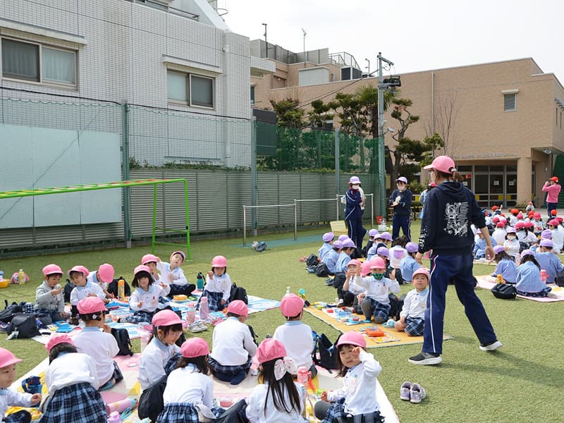 丸山幼稚園 芝生の上でお昼ごはん