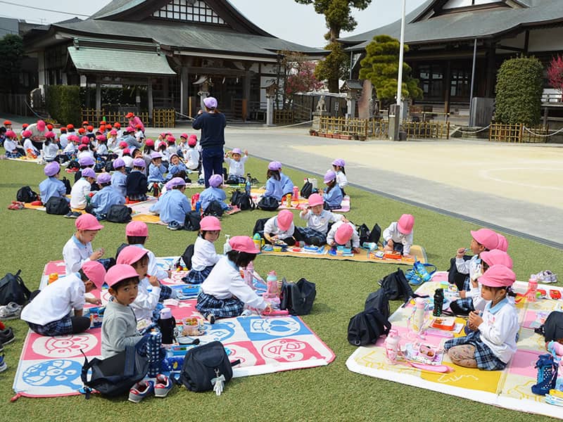 丸山幼稚園 芝生の上でお昼ごはん