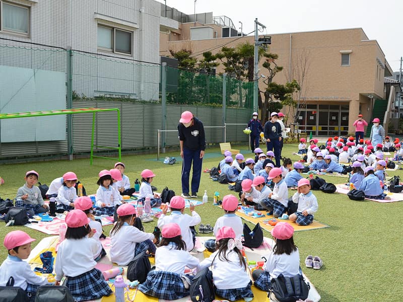 丸山幼稚園 芝生の上でお昼ごはん