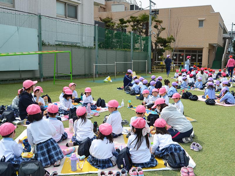 丸山幼稚園 芝生の上でお昼ごはん