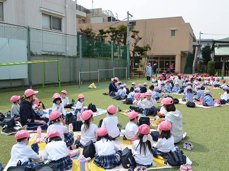 丸山幼稚園 芝生の上でお昼ごはん